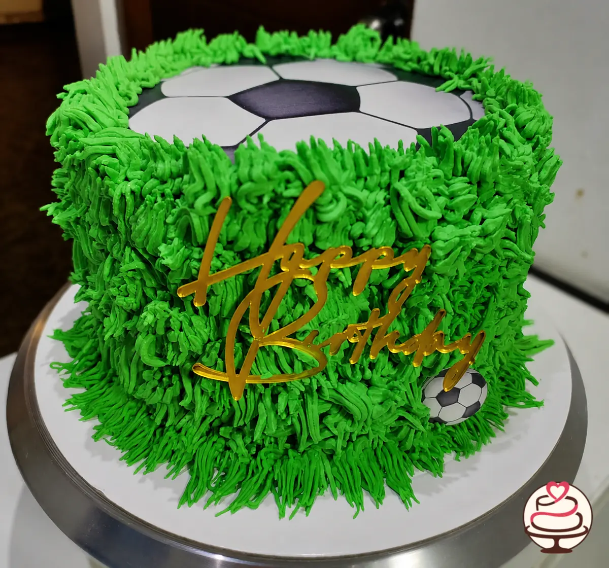 Torta temática de fútbol cubierta con buttercream verde