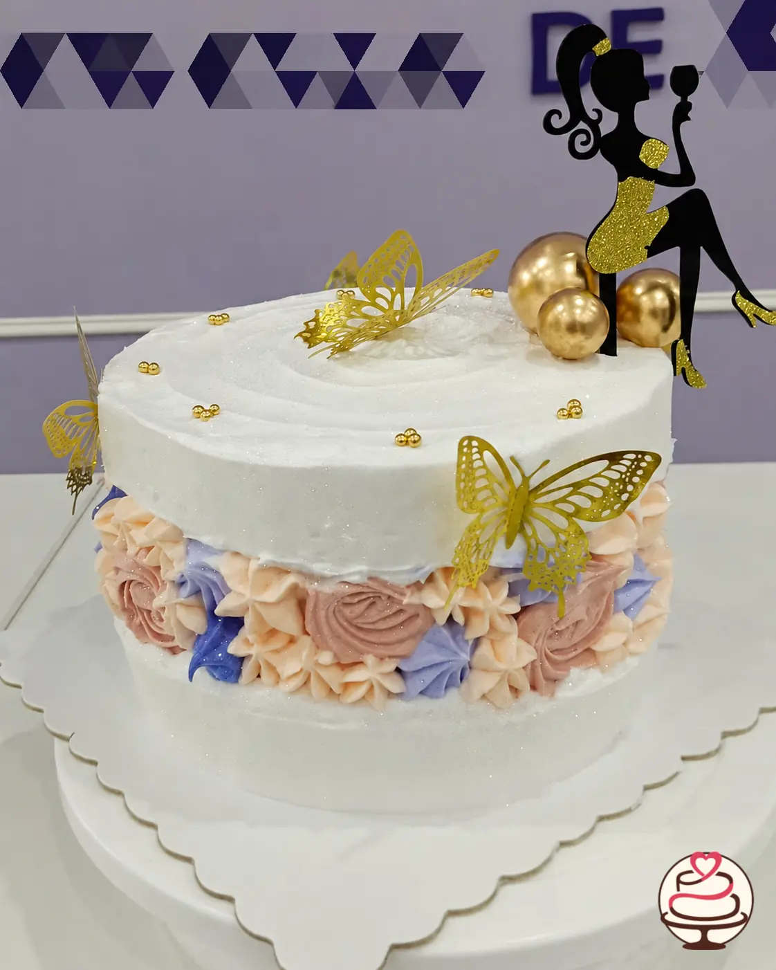 Torta para el Día de la Mujer con mariposas doradas