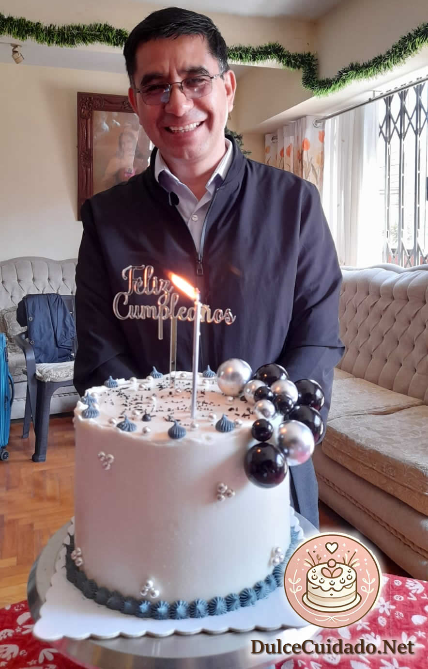 Un Dulce Homenaje al Padre Ricardo Rivera Flores en su Cumpleaños